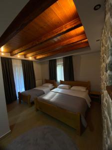 Łóżko lub łóżka w pokoju w obiekcie Gegest Hotel