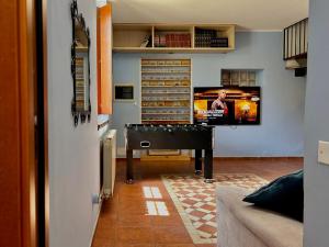 TV a/nebo společenská místnost v ubytování G House Casa sul Naviglio