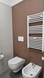 une salle de bains avec toilettes et lavabo dans l'établissement 41 Parallelo - Comfort rooms, à Bari 33 autres photos