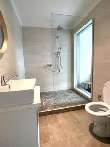 Bilik mandi di Hotel Joker
