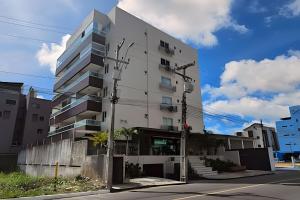 a tall white building on the corner of a street at BESSA VISTA MAR, 100m da orla, 1 dorm. e garagem in Nossa Senhora do Livramento