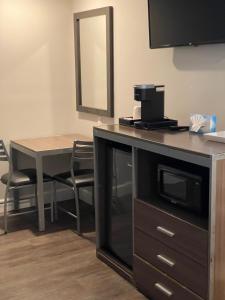 Kuchyň nebo kuchyňský kout v ubytování Stargazer Inn and Suites