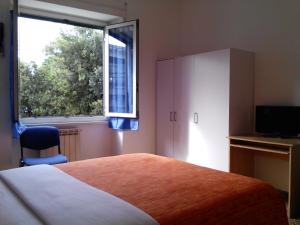 ローマにあるB&B Casa Felicitàのベッドルーム(大型ベッド1台、窓付)