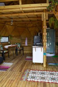 Kuchyň nebo kuchyňský kout v ubytování Unique Glamping / Domo Betsaida