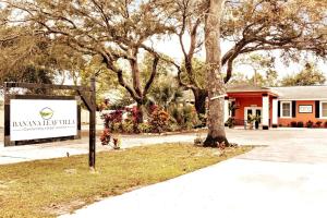 a sign in front of a building with trees at Banana Leaf Villa-Island groove-Standard room in Orlando +29 photos