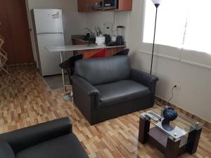 - un salon avec un canapé et une table dans l'établissement Lima Flats, à Lima