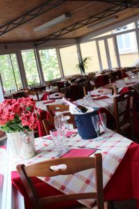 チェッレ・リーグレにあるI Mattoni Rossiのダイニングルーム(花のテーブルと椅子付)