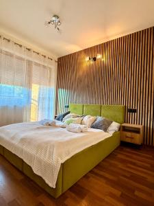 Ένα ή περισσότερα κρεβάτια σε δωμάτιο στο Apartament Leśny z kominkiem - Viva Pod Giewontem Apartamenty