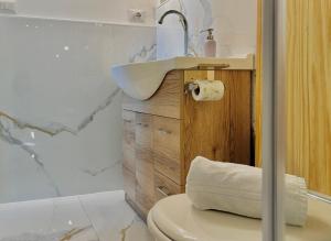 ein Badezimmer mit Waschbecken und Toilette in der Unterkunft G House Casa sul Naviglio in Cassina deʼ Pecchi + 39 Fotos