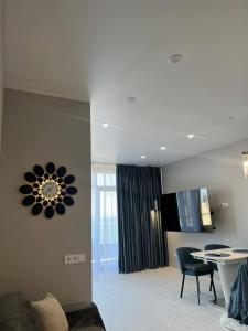 Televízia a/alebo spoločenská miestnosť v ubytovaní MAGNIT Apartments у самого моря