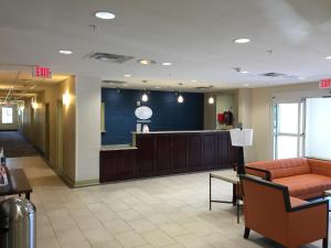 una sala de espera en un hospital con una estación de espera en Suburban Studios Donaldsonville - Gonzales, en Donaldsonville
