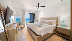 Un dormitorio con una cama con vista al mar. en Allure 501 apts, en Bridgetown