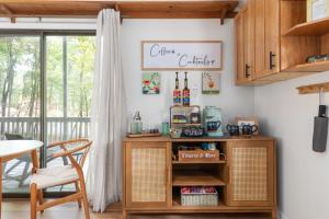 Kuchyň nebo kuchyňský kout v ubytování Stylish w Fireplace Fire Pit & Resort Amenities