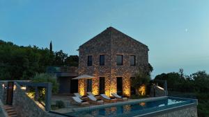 una casa con piscina al lado de un edificio en Villa Diamonte, en Ðuraševići