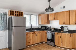 Kuchyň nebo kuchyňský kout v ubytování Stylish w Fireplace Fire Pit & Resort Amenities