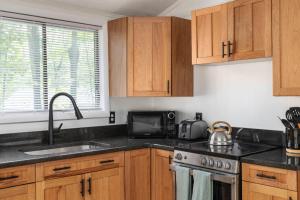 Kuchyň nebo kuchyňský kout v ubytování Stylish w Fireplace Fire Pit & Resort Amenities