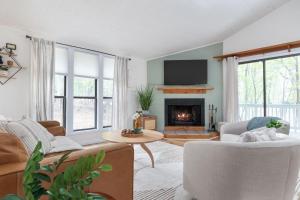 Posezení v ubytování Stylish w Fireplace Fire Pit & Resort Amenities + 35 fotografií