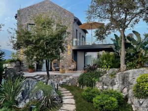 Casa con pared de piedra y patio en Villa Diamonte, en Ðuraševići