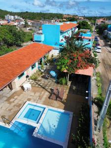 eine Luftaufnahme eines Hauses mit zwei Swimmingpools in der Unterkunft Pousada Vovó Zilda Maragogi in Maragogi