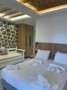 Postel nebo postele na pokoji v ubytování Acti Plaka Hotel