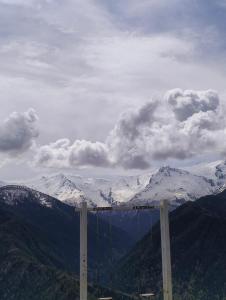 Vista generica sulle montagne o vista sulle montagne dall'interno dell'appartamento