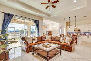 una sala de estar con un sofá y una mesa en Pet-Friendly Home with Fenced Yard in Fort Myers!, en Fort Myers