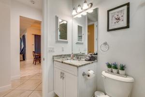 Un baño con lavabo, inodoro y espejo. en Pet-Friendly Home with Fenced Yard in Fort Myers!, en Fort Myers 27 fotos más