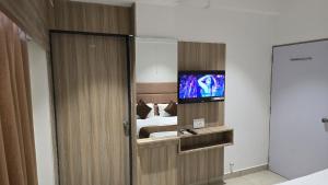 TV a/nebo společenská místnost v ubytování Gokul Guest House