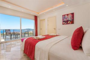 ein Schlafzimmer mit einem Bett mit Blick auf das Meer in der Unterkunft villa kayras-1 in Bezirgân + 29 Fotos