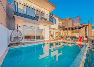 ein Swimmingpool vor einem Haus in der Unterkunft villa kayras-1 in Bezirgân