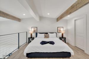 Un dormitorio con una cama con una pajarita. en Marigny Hideaway Across From French Quarter, en Nueva Orleans