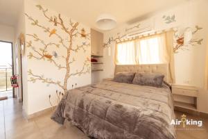 Un dormitorio con una cama con pájaros en la pared. en Hermosas suites de lujo, en Tafí del Valle 34 fotos más
