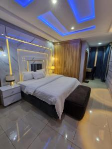 Postel nebo postele na pokoji v ubytování Euphoric Apartments Concept + 7 fotografií