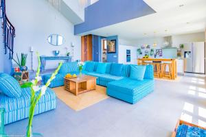 Una sala de estar con sofás azules y una mesa. en MIMAR ALTEA SOL Exclusive, en Altea