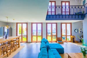 Una sala de estar con un sofá azul y una mesa. en MIMAR ALTEA SOL Exclusive, en Altea