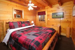 ピジョン・フォージにあるKountry Kozyの丸太小屋のベッドのある寝室