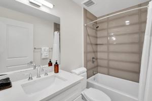 Un baño blanco con lavabo e inodoro. en Marigny Hideaway Across From French Quarter, en Nueva Orleans 22 fotos más