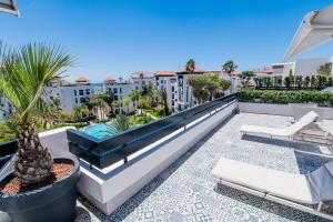 アガディールにあるAgadir Marina - Luxury on 230 sqmの建物が見えるバルコニー