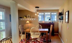 een eetkamer met een tafel en stoelen bij Enchanted Cottage 1 block to beach in Madison