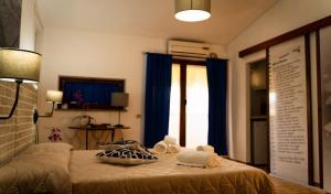 Ένα ή περισσότερα κρεβάτια σε δωμάτιο στο MURAHERA GUEST HOUSE
