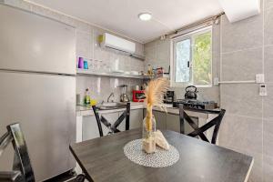 Η κουζίνα ή μικρή κουζίνα στο Caribbean apartment in private area