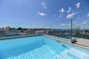 Bazén v ubytování Skypool Residence Villa San Cassiano nebo v jeho okolí