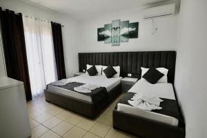 Postel nebo postele na pokoji v ubytování Hotel Vila Kapllani