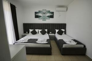 Postel nebo postele na pokoji v ubytování Hotel Vila Kapllani