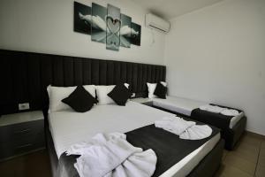 Postel nebo postele na pokoji v ubytování Hotel Vila Kapllani