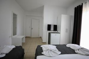 Postel nebo postele na pokoji v ubytování Hotel Vila Kapllani