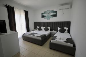 Postel nebo postele na pokoji v ubytování Hotel Vila Kapllani