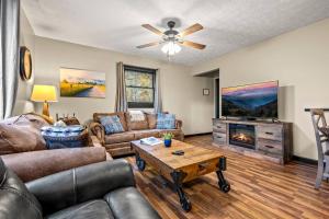 ein Wohnzimmer mit Sofas und Kamin in der Unterkunft Secluded~ 3 Kings~ Games~ Hot Tub + Fire Pit~ Pets in Cove Creek Cascades