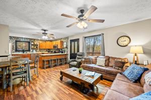 ein Wohnzimmer mit Sofa und Tisch in der Unterkunft Secluded~ 3 Kings~ Games~ Hot Tub + Fire Pit~ Pets in Cove Creek Cascades