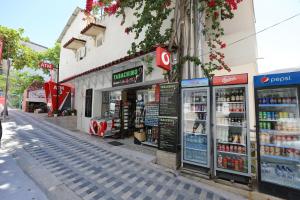 Supermarket nebo jiné obchody v  hotelu nebo okolí